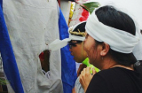 Vợ con khóc ngất bên thi thể của nạn nhân vụ nổ Văn Phú