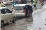 Người phụ nữ thản nhiên tè bậy giữa ban ngày ngay trên phố Hà Nội
