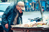 Lay động trước hình ảnh “ông lão nhặt thức ăn từ thùng rác”
