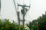 Một công nhân bị điện giật dính trên cột dù đã cắt điện khu vực