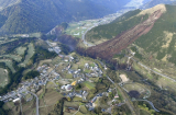 Miền nam Nhật Bản như “ngày tận thế” sau trận động đất cực mạnh
