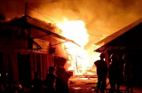 Chợ cũ cháy lớn trong đêm, hàng chục gia đình mất nhà cửa