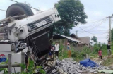 Xe tải lật úp ở Thanh Hóa, 10 người thương vong
