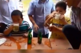 Phẫn nộ cảnh người lớn ép 2 trẻ nhỏ uống bia thi