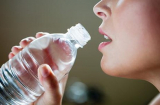 Nguy hại chết người khi cho nước vào chai nhựa để tái sử dụng