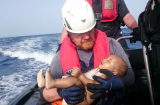 Quặn lòng hình ảnh bé tị nạn 1 tuổi chết đuối trên biển