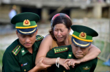 Người thân khóc ngất bên thi thể nạn nhân vụ lật tàu tại Đà Nẵng