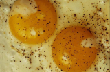 Vì sao bạn nên ăn trứng cùng hạt tiêu?