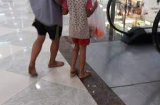 Bố đi chân đất cùng con gái vào trung tâm thương mại mua mì tôm