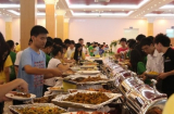 Vợ chồng trẻ ăn buffet lãng phí: Bị nhắc còn khó chịu