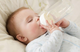 Cho con uống sữa mẹ pha với nước: Trẻ rất dễ tử vong