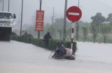 Quảng Ninh ngập nặng sau mưa lớn, dân dùng phao bơi qua quốc lộ