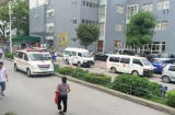 Vác bé trai trên vai, rượt đuổi xe khách trên đường Hà Nội