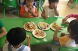 Trường học dàn cảnh trẻ ăn hoa quả cho bố mẹ xem rồi tịch thu lại