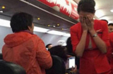 Video: Tiếp viên hàng không bị khách hất nước cam vào mặt