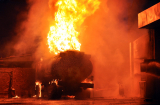 Xe bồn chở xăng bốc cháy cạnh cây xăng khiến người dân náo loạn