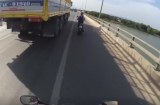 Video: Cô gái mạo hiểm bám theo xe tải để... 'tránh nắng'