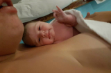 Em bé ra dấu 'OK' khi vừa chào đời khiến bố mẹ phấn khích