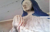 Bức tượng Đức mẹ đồng trinh bỗng nhiên khóc ra máu