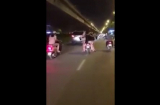 Choáng với cảnh 4 gái trẻ 'làm xiếc' trên xe máy ở Hà Nội