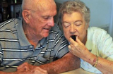 Cặp vợ chồng ăn bánh cưới gìn giữ suốt 60 năm để kỷ niệm tình yêu