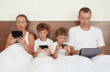 Cha mẹ càng nghèo càng thích nghịch điện thoại