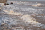 Đi dạo bờ biển, hai nữ sinh bị sóng biển cuốn trôi tử vong