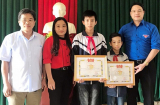 Hai học sinh ở Hà Tĩnh được khen thưởng khi nhặt được của rơi, trả lại người đánh mất