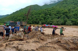 Hình ảnh tang thương sau lũ ở Thanh Hóa: Lội bùn cáng thi thể ra khỏi dòng lũ