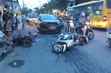 Xe 'điên' tông hàng loạt xe máy ở Sài Gòn khiến nhiều người bị thương trong đó có trẻ em