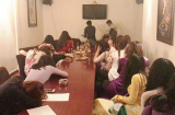 Hàng chục thiếu nữ mặc áo dài xếp hàng dài trong quán karaoke cho các 'quý ông' lựa chọn