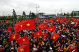 Hàng nghìn cổ động viện NHUỘM ĐỎ sân bay Nội Bài đón các tuyển thủ U23 Việt Nam trở về nhà