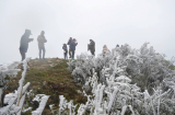Đỉnh Mẫu Sơn băng tuyết trắng xóa lạnh thấu xương, du khách vẫn đổ xô lên chụp ảnh
