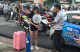 Cô gái xinh đẹp kéo theo cả bình khí cười ra giữa đường Hà Nội để hít xong quỵt tiền taxi
