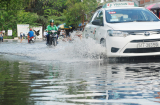 Trời không mưa, người dân vẫn 'bì bõm' lội nước ngập tìm đường về