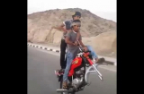 Lên án: Hai thanh niên 'biểu diễn nghệ thuật' trên chiếc xe máy 1 bánh