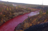 Dòng sông đỏ như máu xuất hiện ở Nga khiến người dân sợ hãi