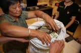 'Choáng': Cặp vợ chồng già vác bao tải khoảng 100 triệu đồng tiền lẻ đi mua nhà
