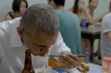 Video cận cảnh Anthony Bourdain hướng dẫn Tổng thống Obama cách ăn bún chả ở Hà Nội
