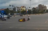 Video: Vừa đi xe máy vừa dùng điện thoại, tài xế tông ngã cô gái vượt đèn đỏ