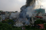 Đang cháy lớn tại phố Trương Định, lửa lan sang nhà dân