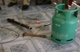 Ghen tuông: Nhốt 'tình địch' và con ruột trong nhà, dùng bình gas dọa phóng hỏa