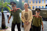 Hoa hậu Trương Hồ Phương Nga bị tố lừa đại gia 16,5 tỷ hầu tòa mà vẫn cười tươi
