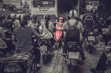 Bức ảnh 'hot' nhất mạng xã hội: Người phụ nữ ngang nhiên đi xe máy ngược chiều gây bão