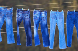 Mách bạn cách giặt quần jean không bao giờ phai màu