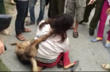Nữ cẩu tặc bị dân vây đánh, bắt đeo xác chó vào cổ