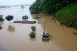 Clip: Huyện Hương Khê, Hà Tĩnh ngập chìm trong rốn lũ dữ