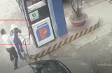 Kinh hoàng: Nam cán bộ ngân hàng đánh rách đầu nữ nhân viên bán xăng