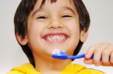 Các thói quen ảnh hưởng xấu đến sức khỏe răng miệng của trẻ