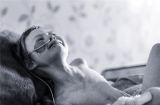 Cha đau thắt lòng chụp ảnh con gái 4 tuổi quằn quại chiến đấu với căn bệnh ung thư